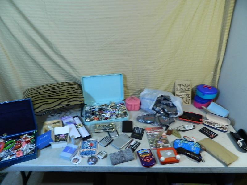 lot 88 image: Collectibles, Jewelry, Knick Knacks