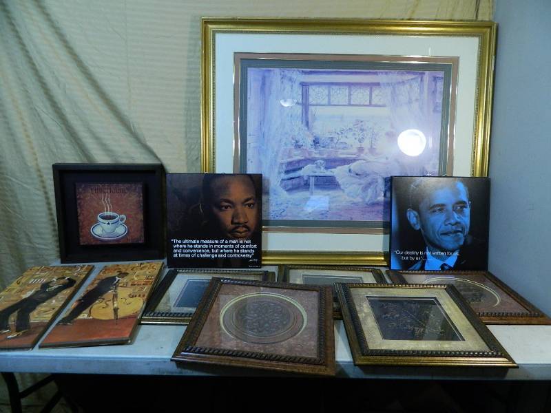 lot 100 image: Assorted Wall Decoration