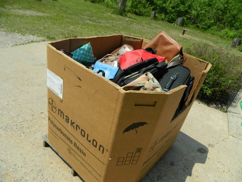 lot 50 image: Pallet Box Full of Purses, Bags, Etc