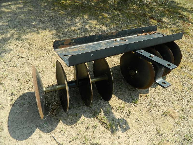 lot 8 image: Lawn Tractor Cultivating Disc