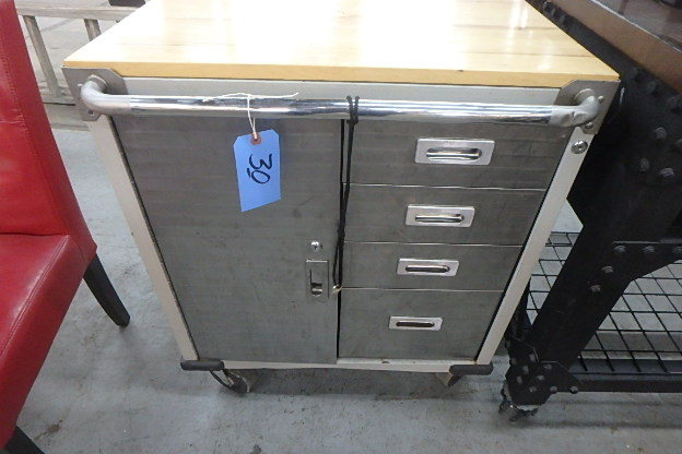 lot 30 image: Wheeled Chest