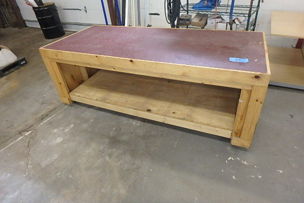 lot 88 image: Large Heavy Duty Wheeled Bench
