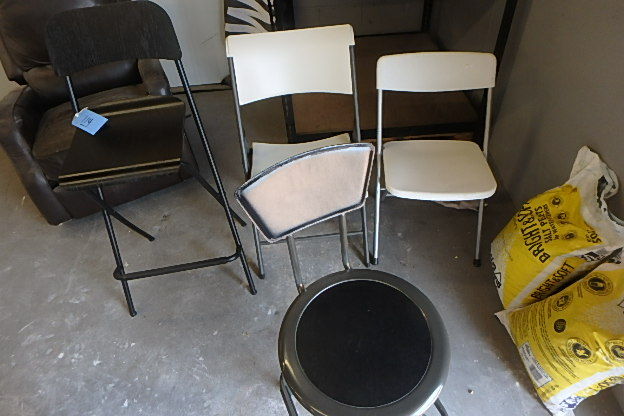 lot 114 image: Folding Chairs, Stool