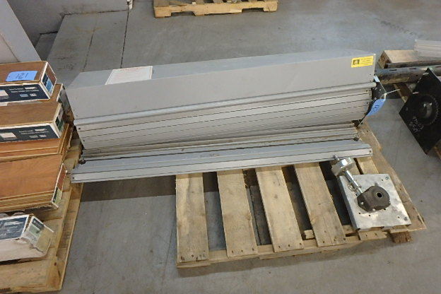 lot 122 image: Overhead Door