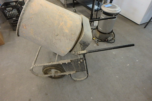 lot 141 image: Electric Concrete Mixer