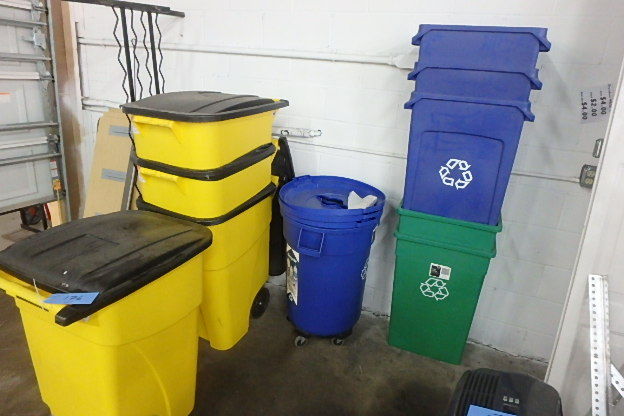 lot 176 image: Lot of Garbage Cans