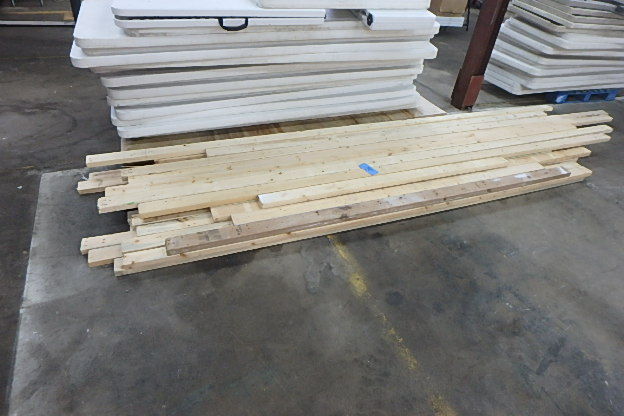 lot 198 image: Lot of 2 X 4 s
