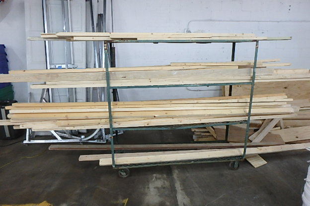 lot 199 image: Lot of 2 X 4 s