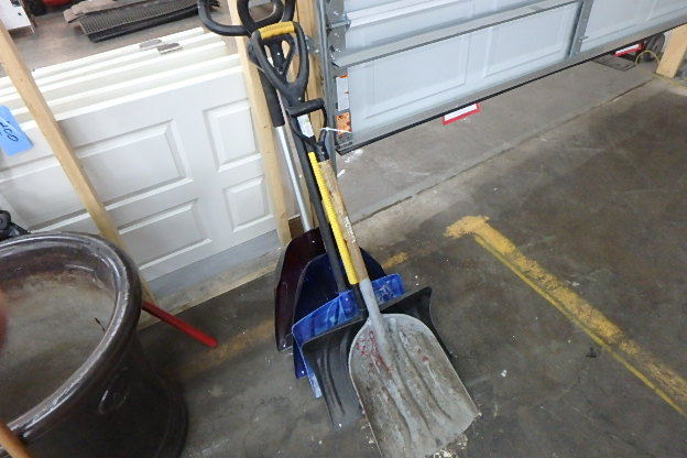 lot 201 image: 5 Shovels