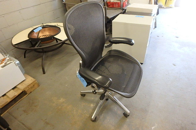 lot 215 image: Fancy Office Chair