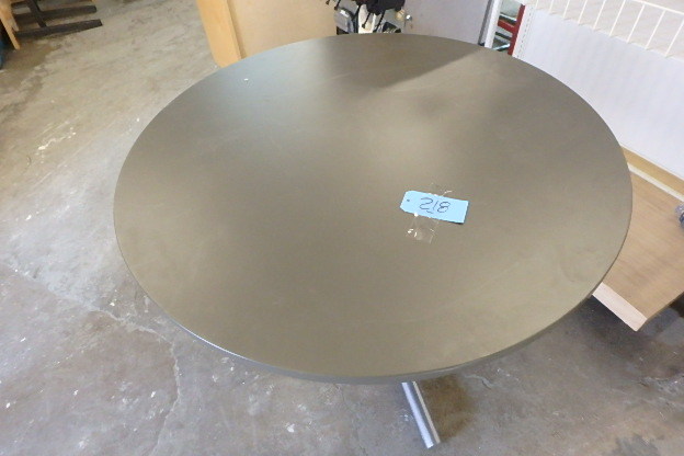 lot 218 image: Round Table