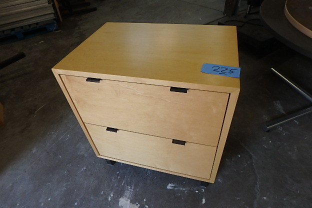 lot 225 image: Room and Board Maple
