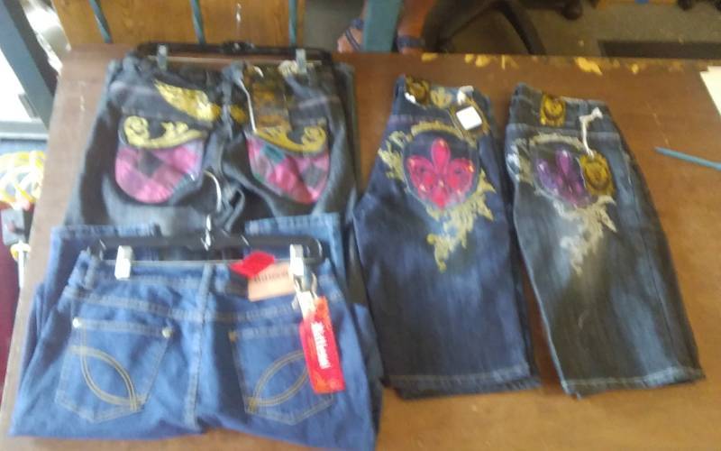lot 61 image: Junior Jeans Size 78, 1-Pair Shorts Size 7