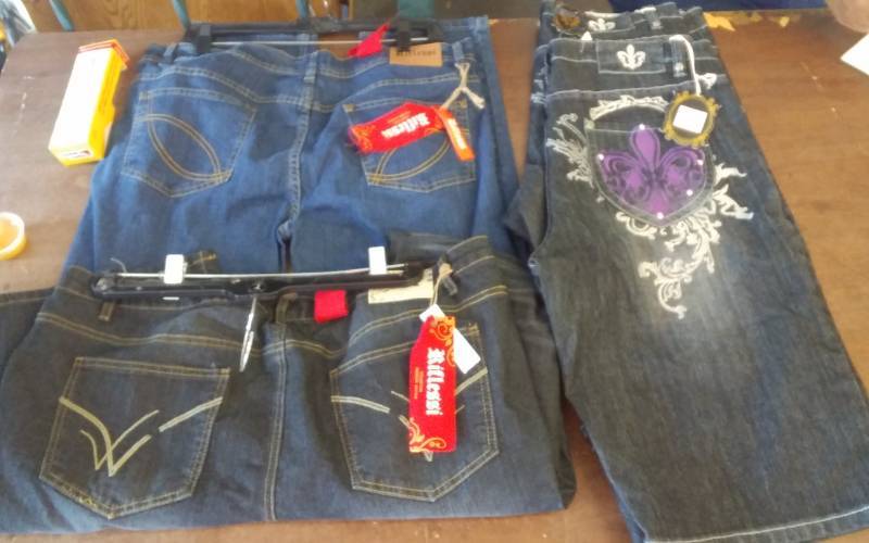 lot 64 image: 2-Pair Junior Jeans Size 1718, 2-Pair Shorts Size 16