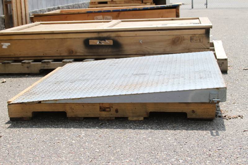 lot 6 image: 48x48 Heavy Duty Wheel Riser  Ramp