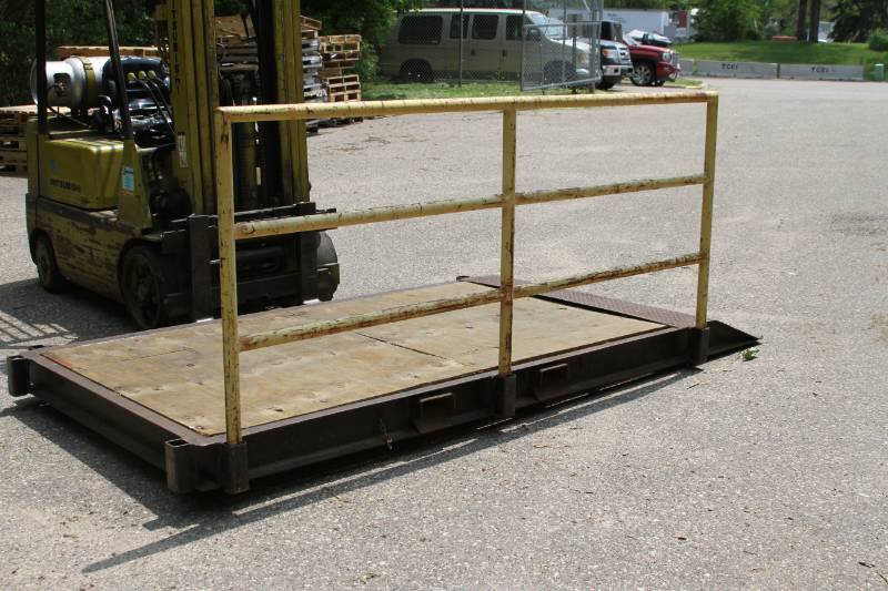 lot 4 image: Heavy Duty Portable Loading Dock  Ramp