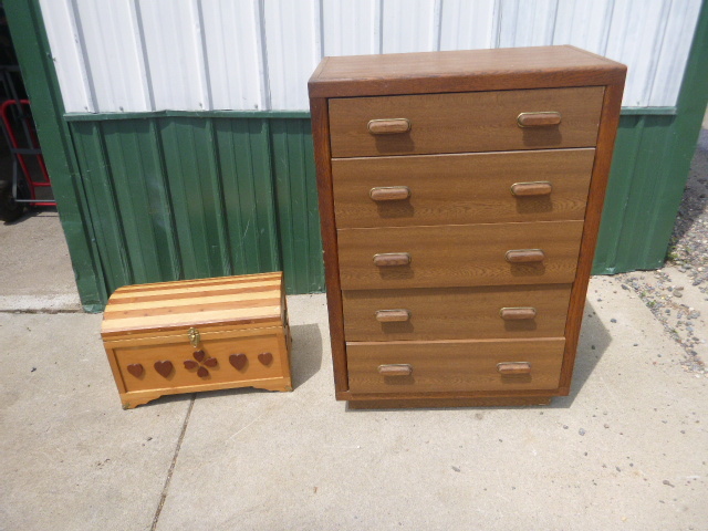 lot 18 image: Dresser and Chest