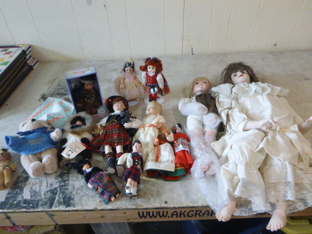 lot 32 image: Lot of Various Dolls