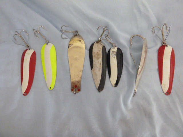 lot 67 image: 7 Spoon Baits