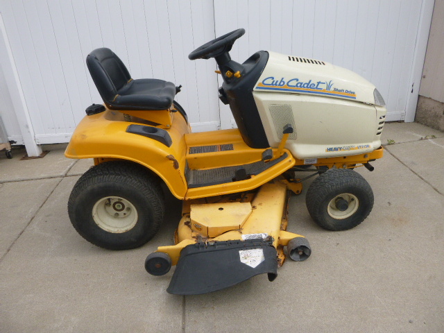 lot 1 image: Cub Cadet Lawn Tractor