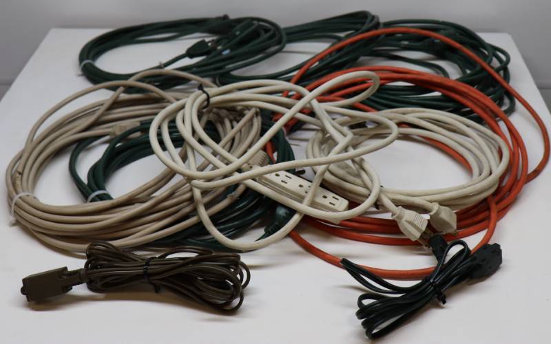 lot 34 image: (10) Extension Cords