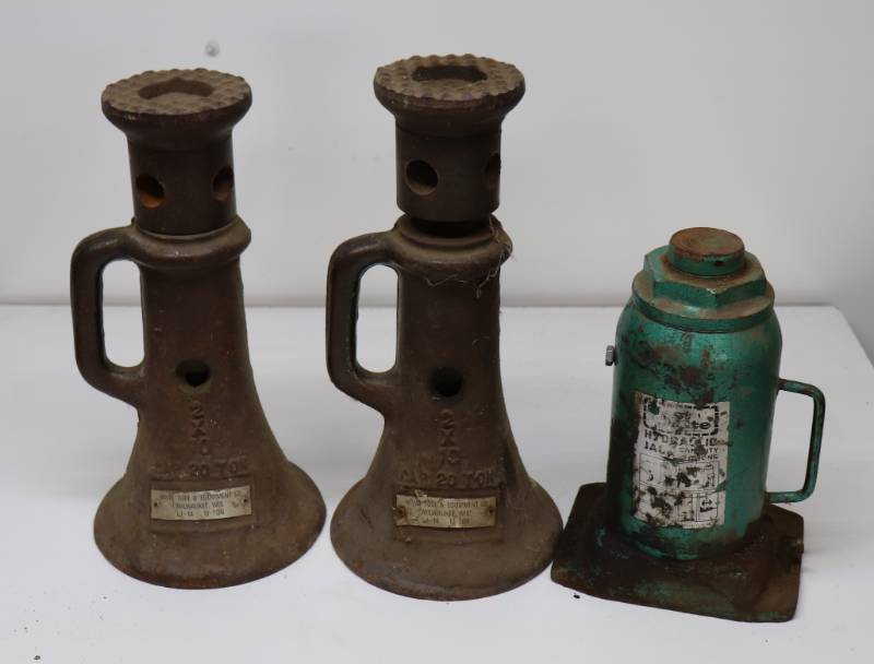 lot 42 image: 12ton Jack Stands & Bottle Jack