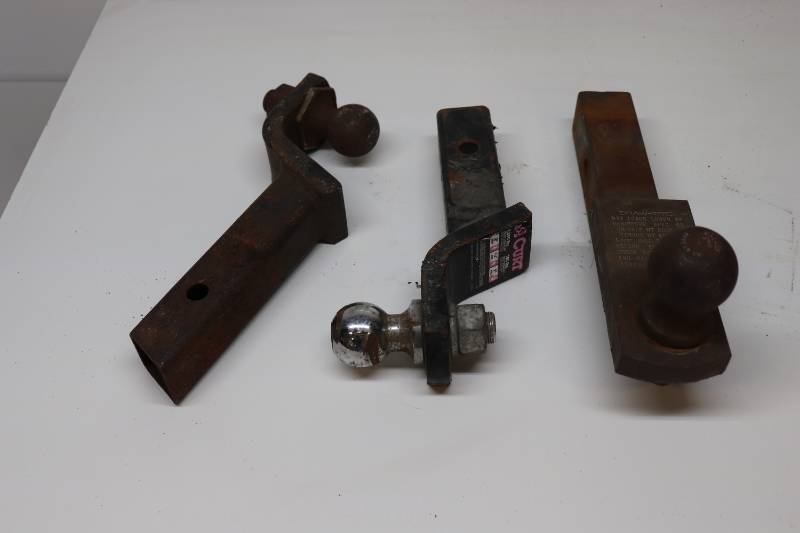 lot 43 image: (3) Receiver Hitch