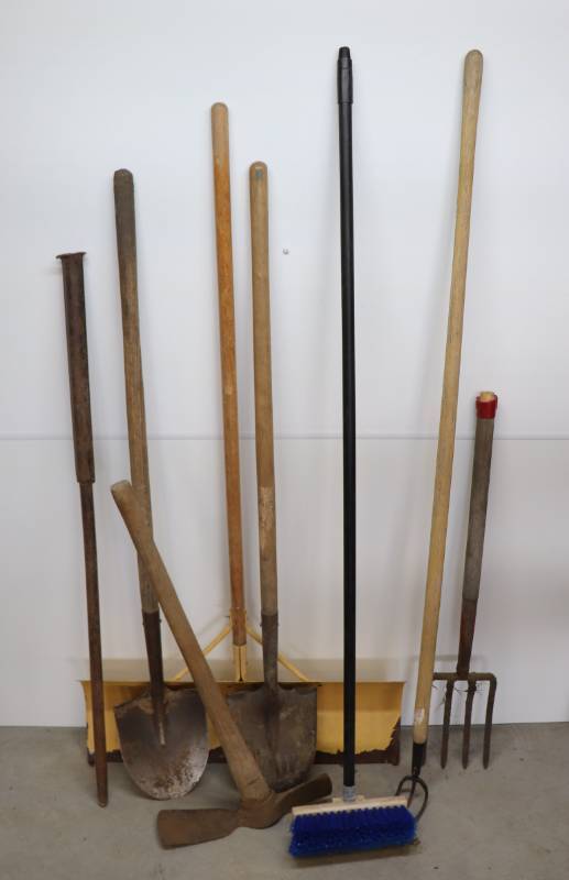 lot 46 image: Shovels & Misc Tools