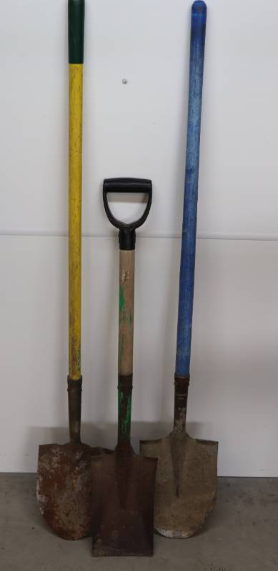 lot 47 image: (2) Fiberglass Handle Shovels