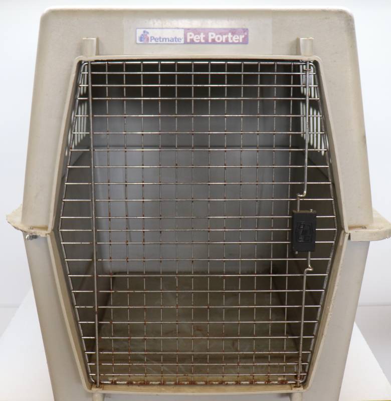 lot 50 image: Large Dog Kennel
