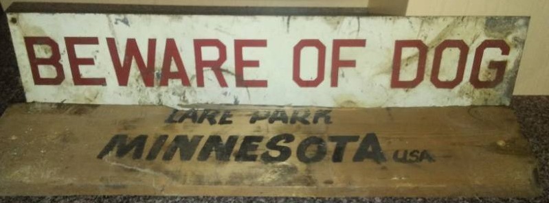 lot 23 image: 2 signs. Metal - Wood