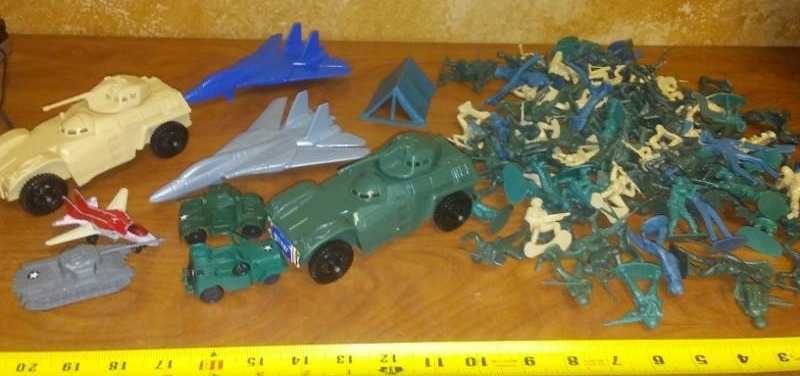 lot 38 image: Toy army men, planes, Vehicles - Big Lot.