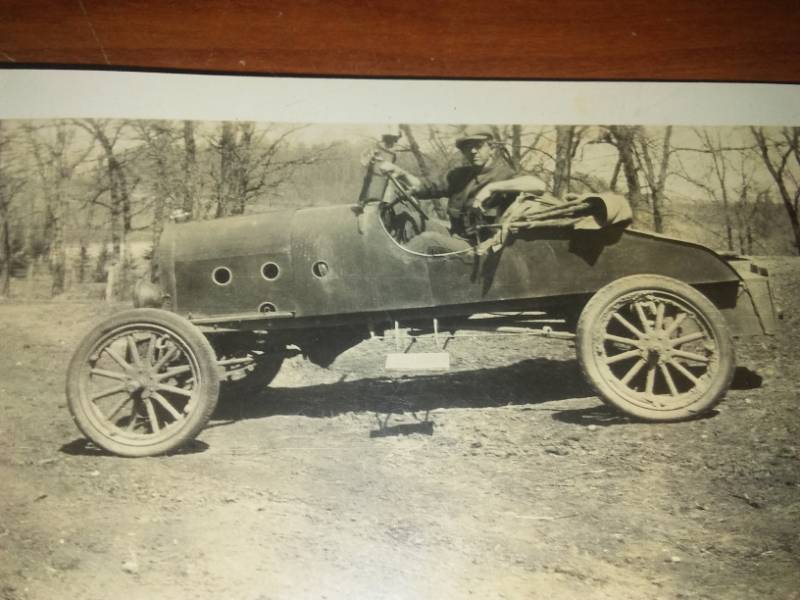 lot 73 image: 2 dozen vintage antique photographs.