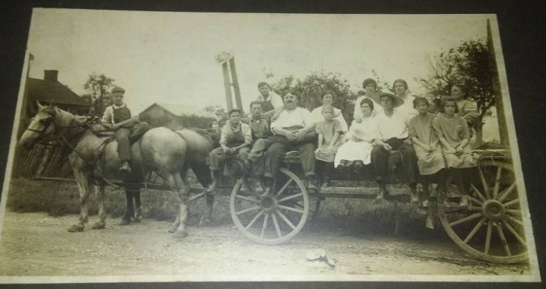 lot 83 image: Portraits and photos.