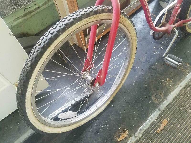 lot 16 image: Schwinn Cruiser Bicycle