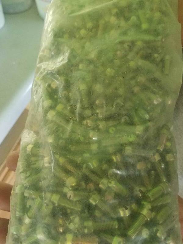 lot 21 image: Screws