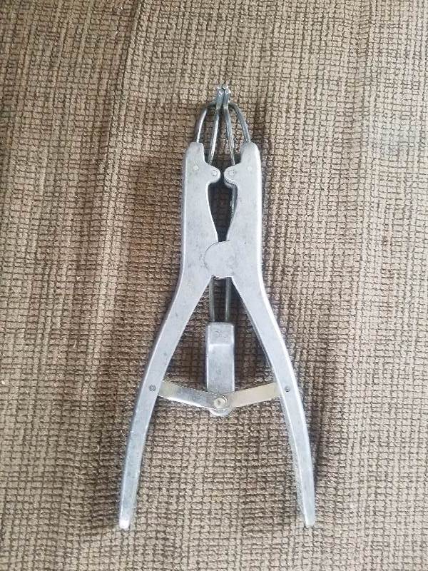 lot 45 image: De-Horner and Castration Tool