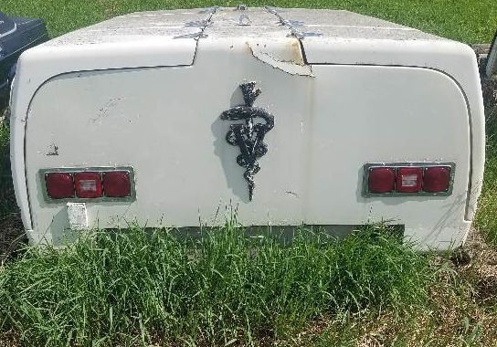 lot 51 image: Fiberglass Veterinarian Truck Box