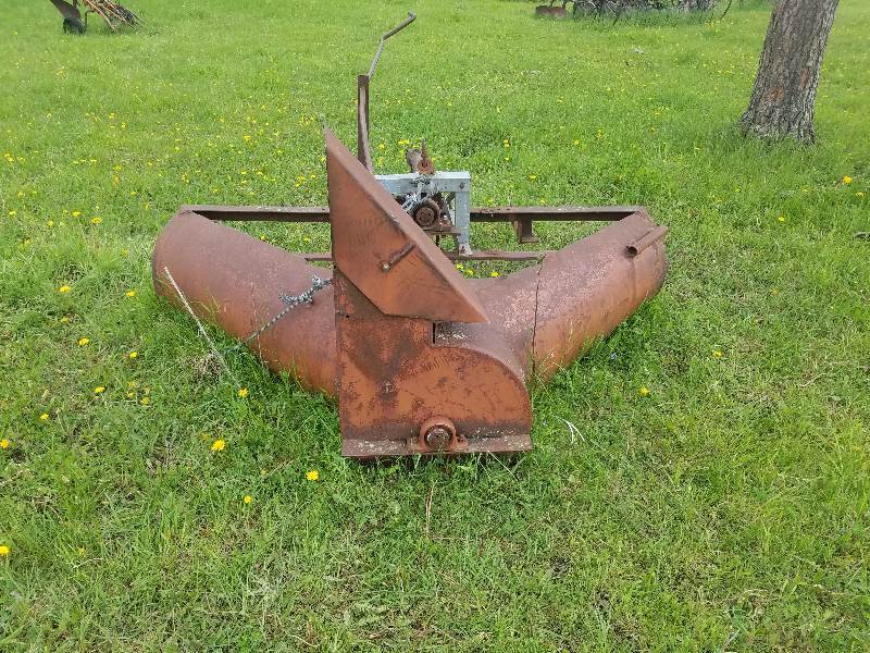 lot 53 image: Heavy Duty Snow Blower