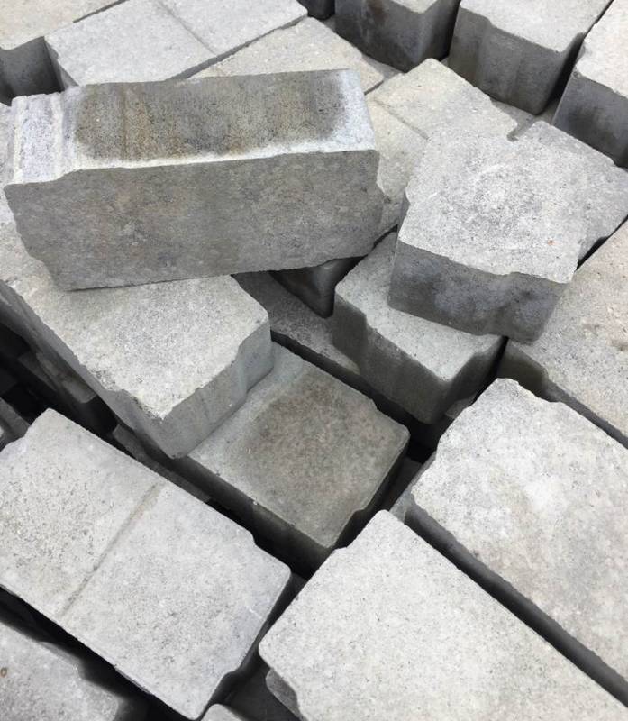 lot 1 image: Aqua Bric Type 4 Mecharden Modular Grey Pavers - 94 sq ftpallet Model Quarry Blend