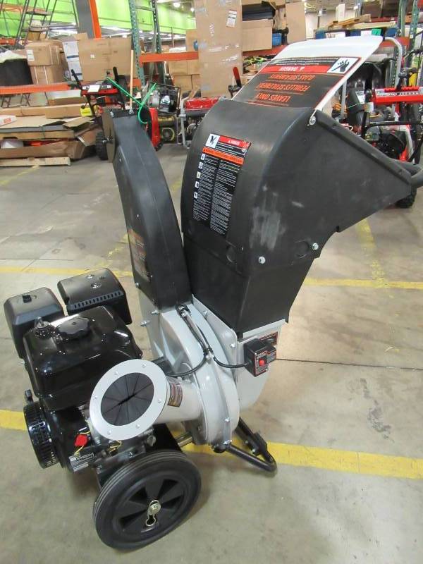 lot 35 image: Brush Master 445cc, 5 in. x 3.5 in. Dia feed, innovative unique and versatile 3-in-1 discharge, Self feed CH10M18 - New Out of Box