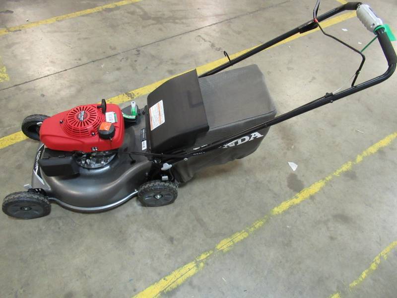 lot 39 image: Honda 21 in. 3-in-1 Variable Speed Gas Walk Behind Self Propelled Lawn Mower with Auto Choke - USED