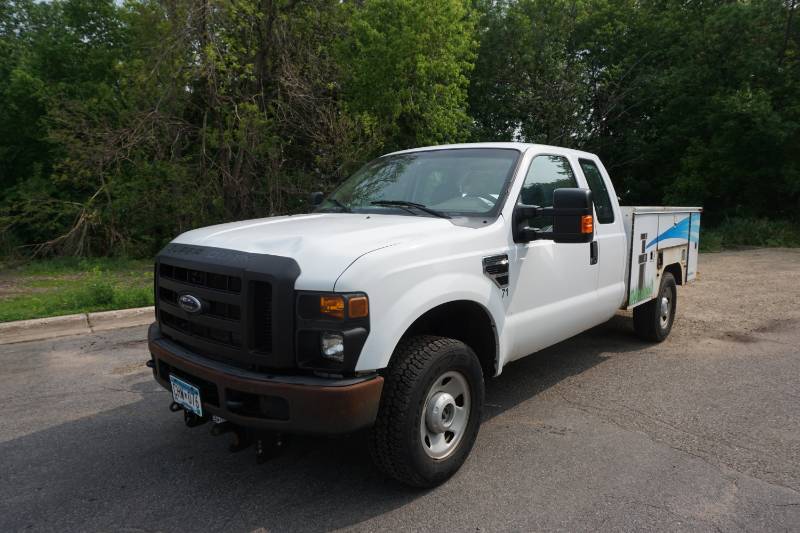 lot 3 image: 2008 Ford F-250 XL Super Duty Extended Cab 4 x 4 Service Truck