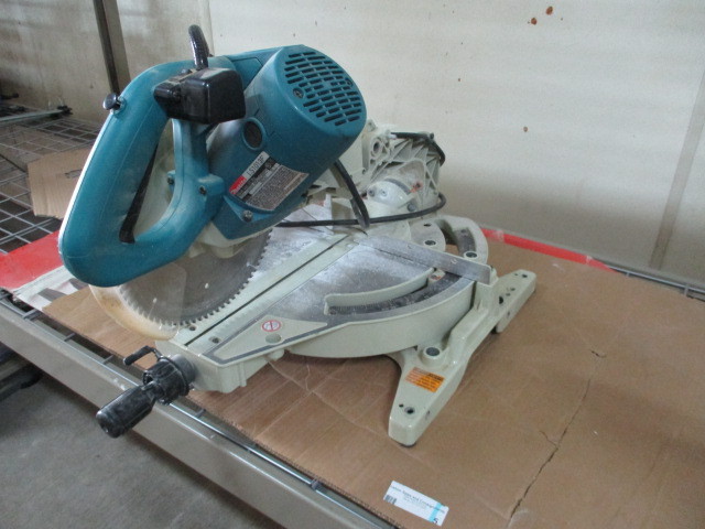 lot 5 image: Makita Compound Miter Saw