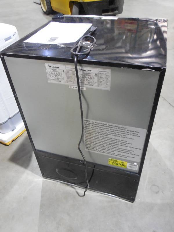 lot 24 image: Magic Chef Beverage 23.4 in. 154 (12 oz.) Can Beverage Cooler, Stainless Steel
