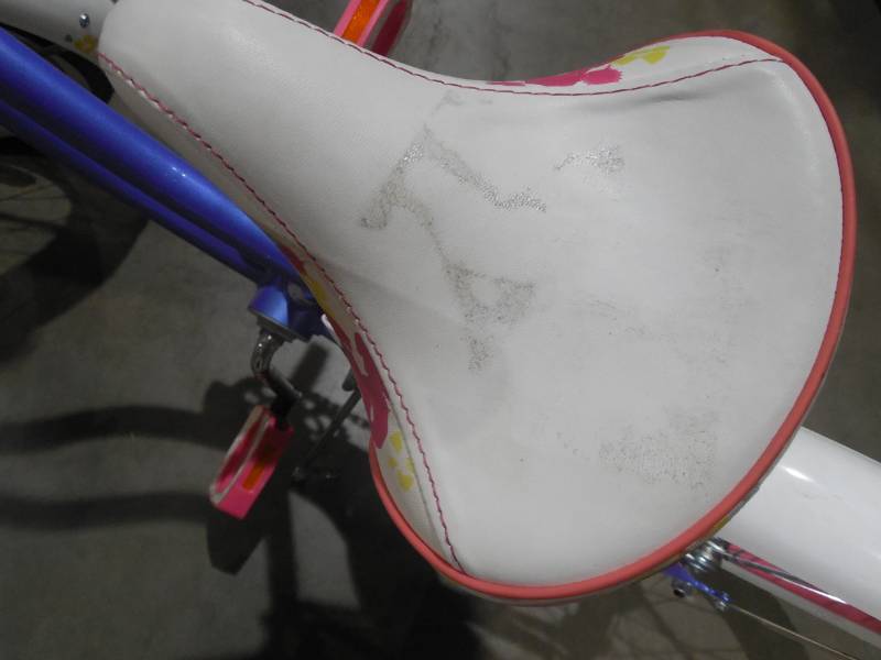 lot 27 image: Huffy Good Vibrations 20 in. Girls Bike