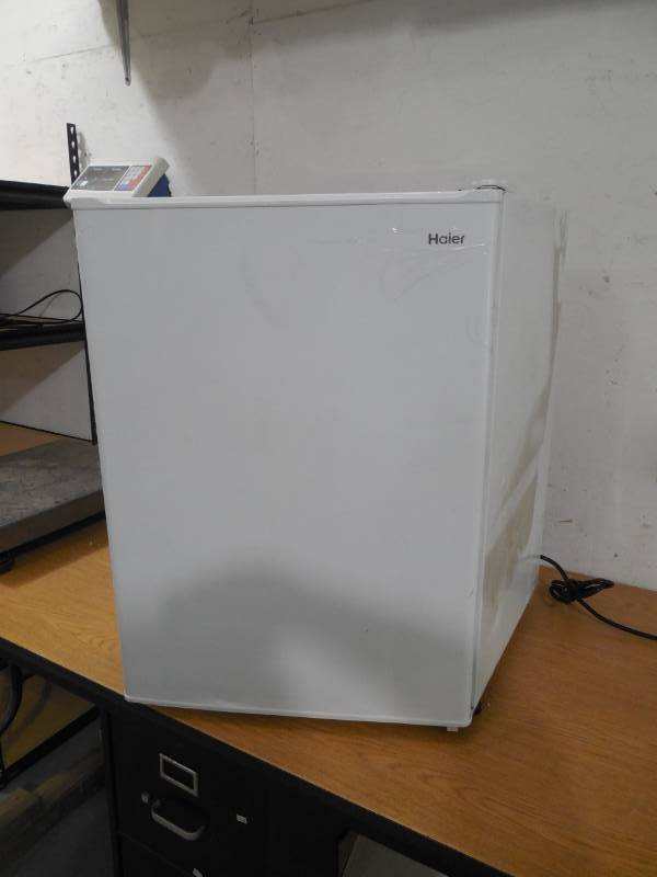 lot 43 image: Haier 2.7 Cu Ft Single Door Compact Refrigerator