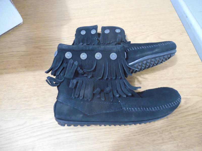 lot 53 image: Minnetonka Womens Double-Fringe Ankle Boot Size 5