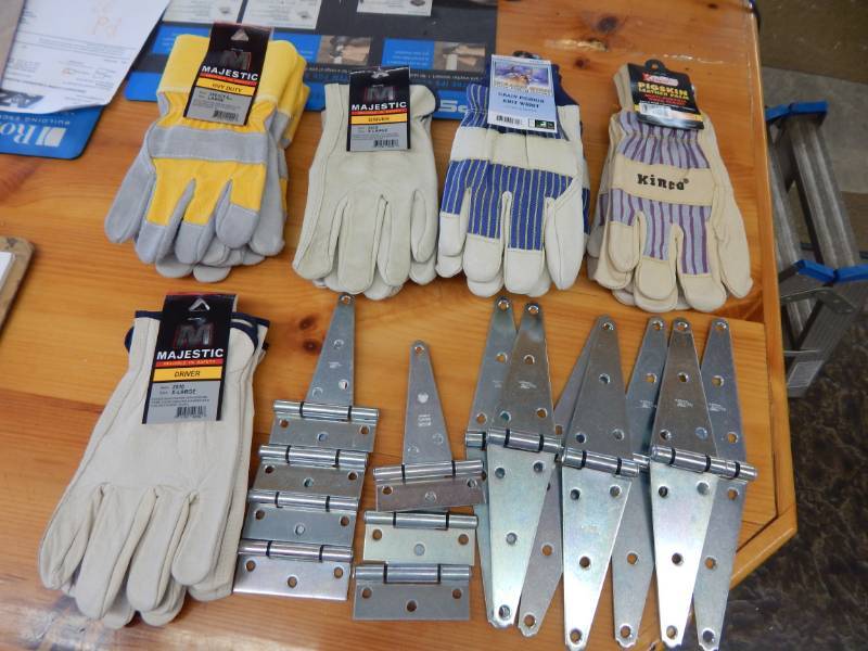 lot 39 image: Lot of heavy duty hinges and gloves