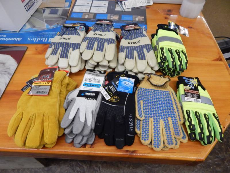 lot 79 image: Lot of 16 Gloves - Size Large